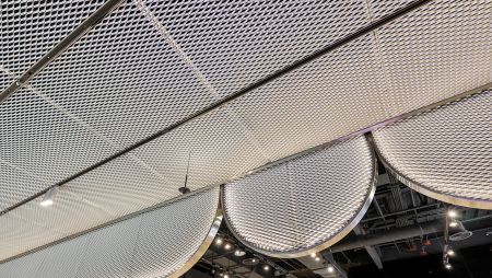 The SKA 20-49 type Expanded Metal mesh integrates seamlessly into interior designs and leaves a lasting impression.