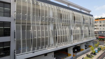 Built to meet the needs of the growing number of tourists, the Pingtung Second Road multi-storey car park features SKA20-33 expanded metal mesh as its visual trademark, reminiscent of white sails on the sea.