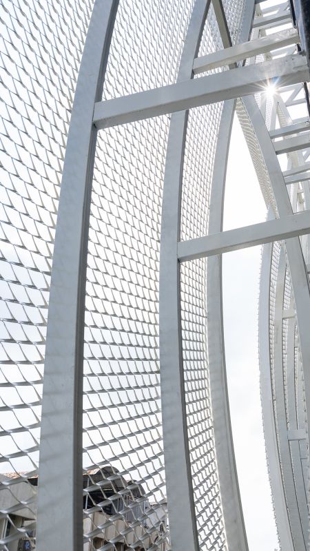 The innovative use of SKA20-33 mesh in the design of the structure underscores a commitment to combining form with function, providing a practical solution that is both visually striking and environmentally conscious.