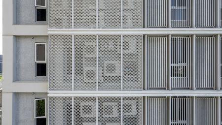 When exploring Taichung's redevelopment area, you can't miss the striking Rui Baisheng Building. This architectural marvel features pristine white exterior walls accented by horizontal and vertical sunshades, with each floor gracefully diminishing in size to create a visually captivating effect.