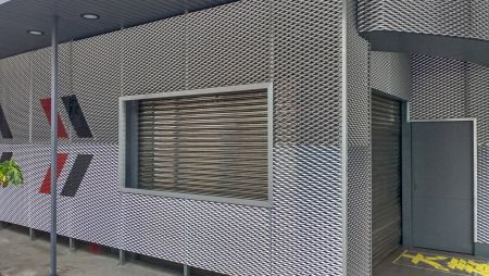 By using Shang Kai's SKA20-20 expanded metal mesh to enclose the storefront, a striking impression of mechanical sophistication and technological prowess is achieved. The use of bright silver aluminum alloy contributes to this effect.