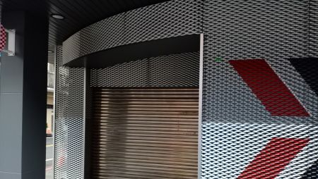 In addition, the expanded metal mesh, with its abundance of natural light, not only eliminates the claustrophobic feeling of solid walls, but also enhances the sense of space within the interior. As a result, it transforms the space into a dynamic and inviting environment for automotive enthusiasts.