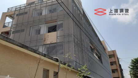 استخدمت مدرسة شينغانغ الإعدادية شبكة معدنية موسعة من نوع SKA بتشطيب طبيعي، مما أضاف مظهراً متعدد الطبقات إلى أجزاء من الواجهة.