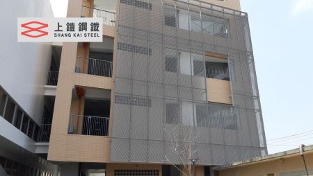 من خلال تركيب شبكة معدنية موسعة من نوع SKA من Shang Kai Steel، حسنت المدرسة من سلامة وعمر مبانيها.