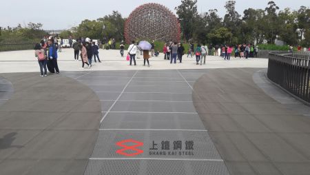 Shang Kai Steel의 XG 표준 금속 메쉬는 강하고 내구성이 뛰어난 구조로, 공공 작업 및 야외 환경 프로젝트를 위해 특별히 설계되었습니다.