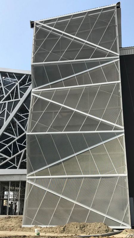 The exterior of the auditorium is adorned with metal panels that add vibrancy to the building. In addition, the facade incorporates SKA20-01 expanded metal, which sets it apart from conventional structures.