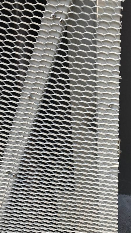 SKA 20-01 type Aluminum expanded metal mesh emphasizes environmental features.