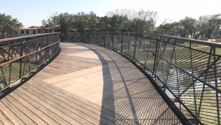 Adjacent to the playground, an intriguing bridge attracts attention with its distinctive design. The use of Shang Kai Steel's SKA20-76 series expanded metal to adorn the bridge gives it a contemporary and exclusive aesthetic.