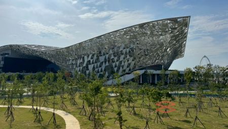 台中国際会議展示センター | エキスパンドメタルを使用した認定グリーンビルディング - Shang Kai SteelのSKAシリーズのエキスパンドメタルは、優れた耐久性と表面保護を提供し、都市環境における長持ちする建築用途に最適です。