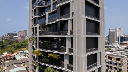 The Ding Cheng Residential Building is tucked away in a corner of the bustling city, basking in the sunlight like an elegant parasol.