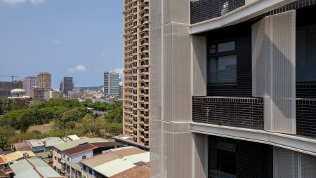 The exterior walls of this building are adorned with SKA20-07 Series expanded metal. This material effectively mitigates the harsh sunlight prevalent in the hot southern climate, reducing the overall temperature of the building.