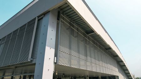 This innovative approach breaks away from conventional dark and smelly marketplaces. In addition, the mesh's meticulously angled perforations cleverly refract the intense southern afternoon sun, providing essential shade for the market's fresh produce and creating a pleasant shopping environment for consumers.