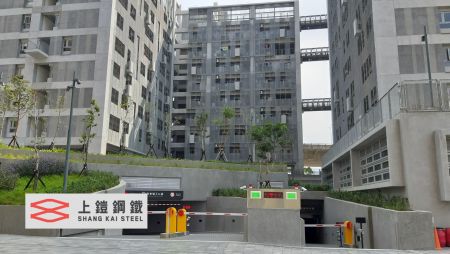 With simple gray powder coating and staggered installation, SKA expanded metal mesh gives the social housing facade a high-quality appearance.