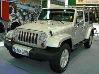 CYH는 크롬 도금 공급업체로 시작했으며, 고객으로는 GM, 크라이슬러 및 포드가 포함됩니다. 현재는 오토바이 부품 및 가전 제품과 같은 다른 구성 요소에 대한 도금도 제공합니다. 사진에서 ABS 플라스틱 범퍼는 CYH에 의해 전기도금되었습니다.