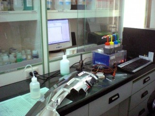 Un laboratoire approuvé par le TAF signifie un laboratoire équipé de matériel d'essai qualifié pour réaliser des tests afin de créer des produits plastiques plaqués avec précision.