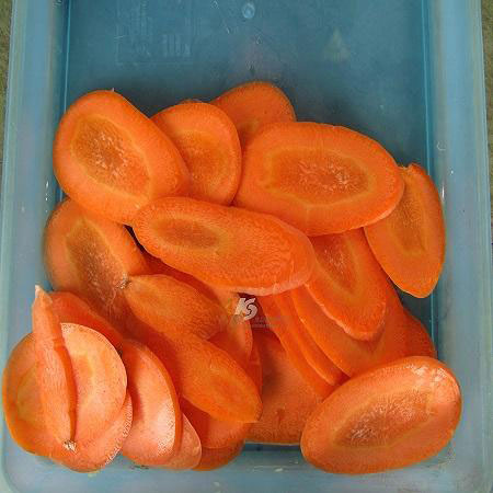 紅蘿蔔切片 (適用於根莖類及葉菜類切丁、片、絲。葉菜端切割長度: 1mm ~ 30mm。)