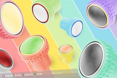 Vícebarevný knoflík může odpovídat jedinečnému barevnému systému makronek vyvinutému UJEN, nebo přizpůsobit barvu podle vašich potřeb.