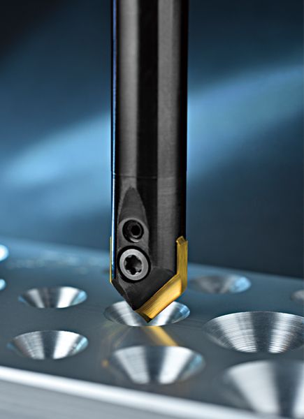 Spot drill indeksabel dengan desain hampir nol sentris memberikan solusi terbaik untuk patah tap dan keausan dengan akurasi sentrisnya. Ini juga dapat digunakan untuk chamfering, V-grooving, dan engraving.