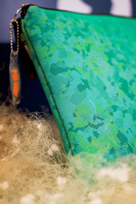 MARINYLON® 回收渔网纱线可织成各类平织与针织布，依据纱线丹尼数搭配织物组织的多样性，可广泛应用在鞋材的鞋面料与内里布、包袋类的材料