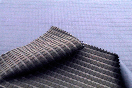 El material impermeable mantiene la sequedad; mantiene la comodidad.