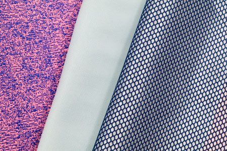 Umweltfreundlicher recycelter Stoff - Das Rohmaterial für recycelte Textilien wird aus Plastikabfällen hergestellt.
