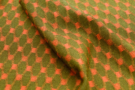 Tissu fonctionnel en tricot et tissé - Le jacquard en tricot crée une variation de motif.