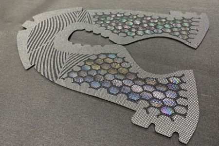 Es ist ein einteiliges Material, verziert mit glänzendem reflektierendem PU.