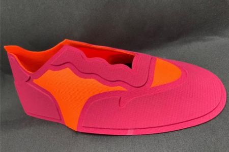 格紋平織布貼合泡棉後雷射切割，搭配透氣三明治底布，創造具高透氣性的流行鞋面。