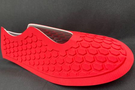 独家雷射切割与贴合技术，颠覆平面鞋面思维，创新立体六角纹三合一一片式复合鞋材，视觉触觉双重飨宴。