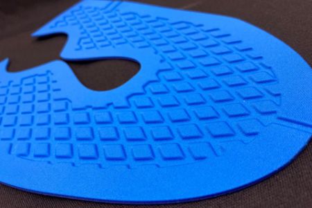 Es ist ein einteiliges Material mit außergewöhnlichem 3D-Diamant-Design.