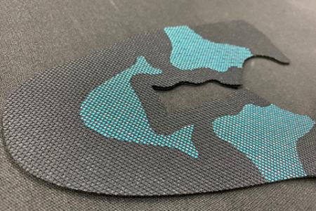網布面布搭配炫麗中層針織切割客製圖形，搭配透氣三明治底層，雷射切割貼合單布組合全新樣貌。