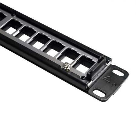 背面特寫,六個端口為一組