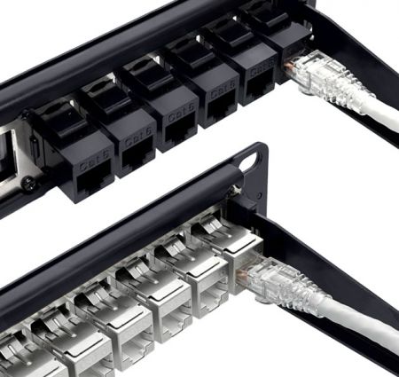 1U ラックマウントケーブル管理パネル：UTP/STP接続の背面ビュー