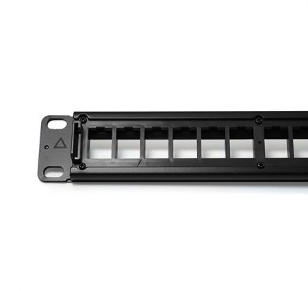 背面特寫,六個端口為一組