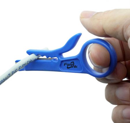 鋼の刃がワイヤーコアを傷めることなく正確にストリッピングします