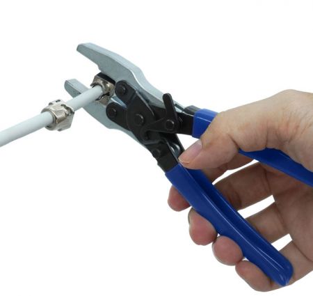 يدعم كل من موصلات الكيستون بدون أدوات والمقابس المنتهية في الميدان.