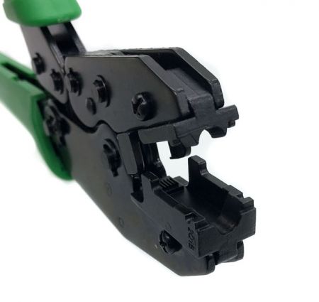 Инструмент для обжима крупным планом