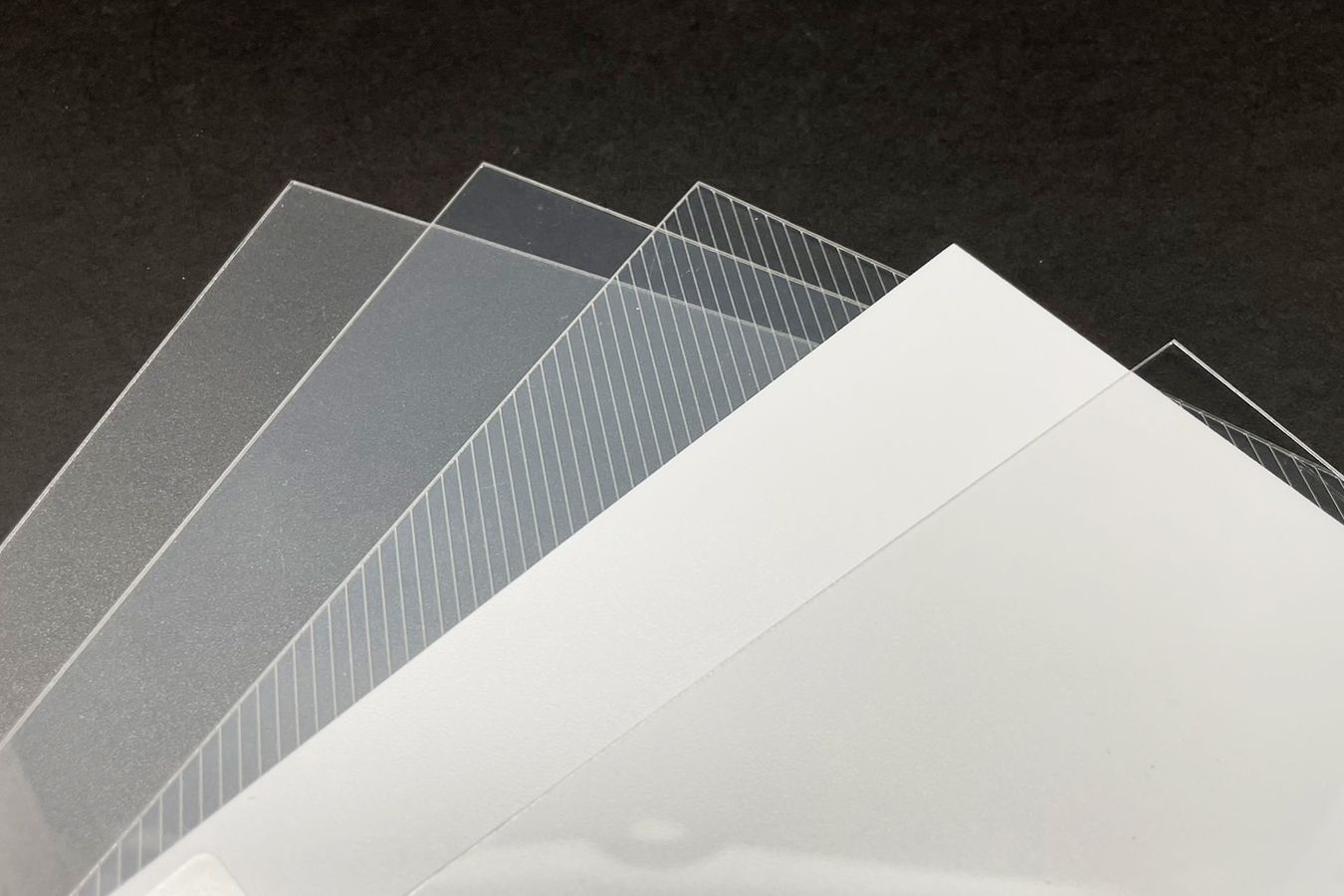 Multiple opzioni di materiali plastici tra cui scegliere.