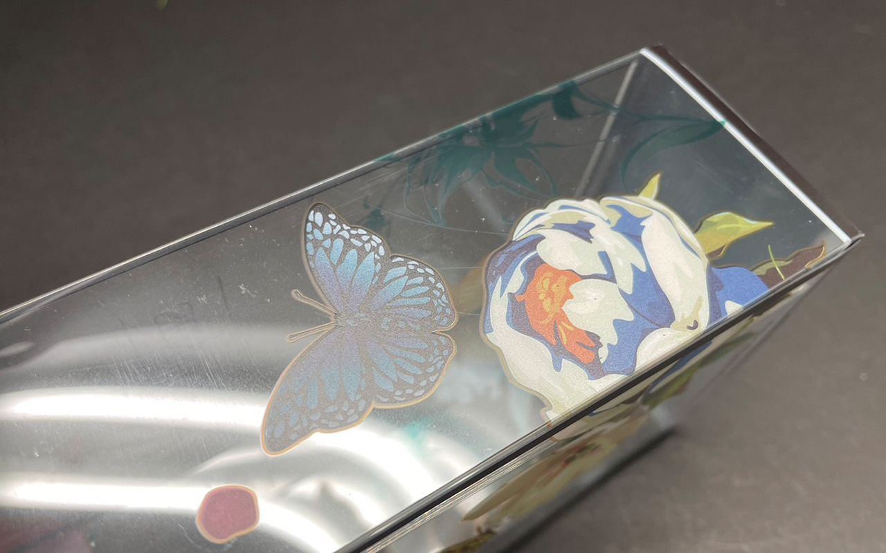 Kifinomult színek előlapi nyomtatási technológiával