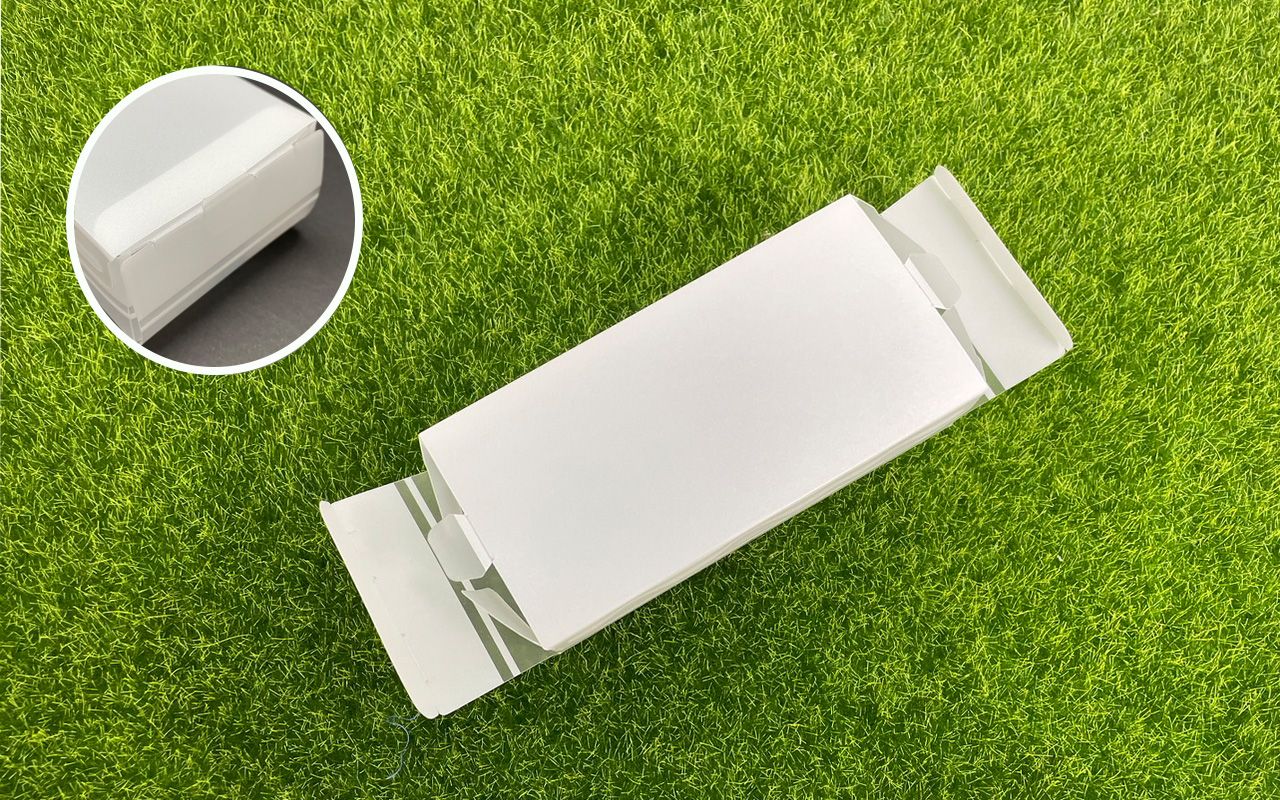 Conception spéciale de l'emballage à double rabat.