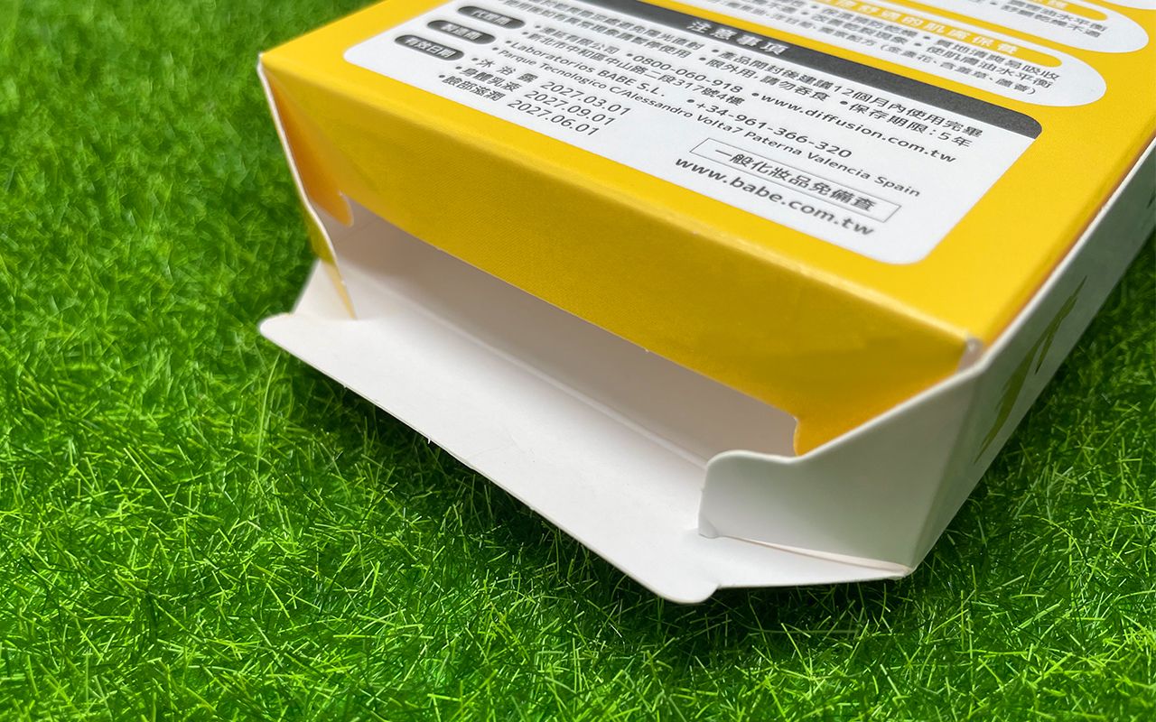 Caixa de fundo simples e arrumada do tipo inserção inferior