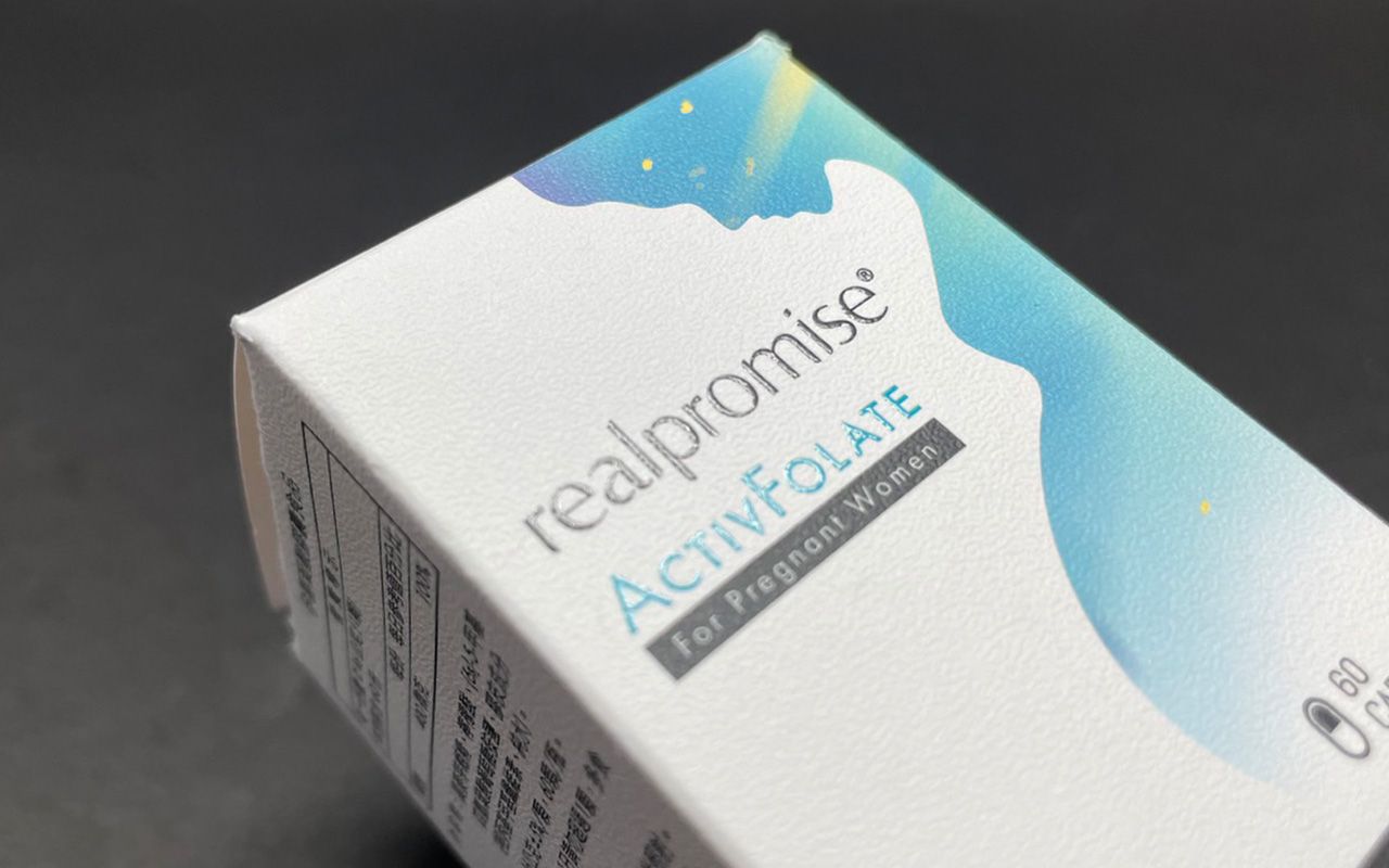 A spot UV bevonat egyedi részletei.