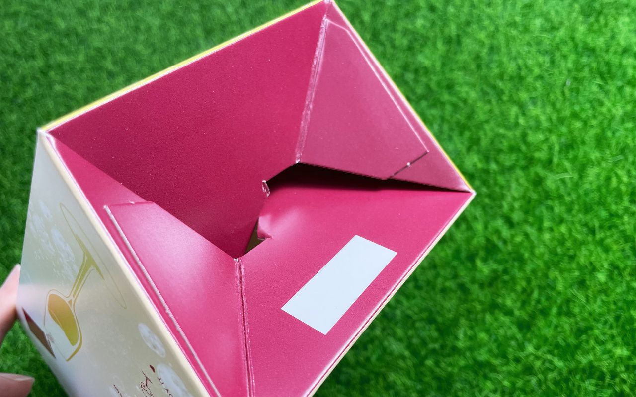 Dễ dàng lắp ráp với thiết kế đáy tự khóa