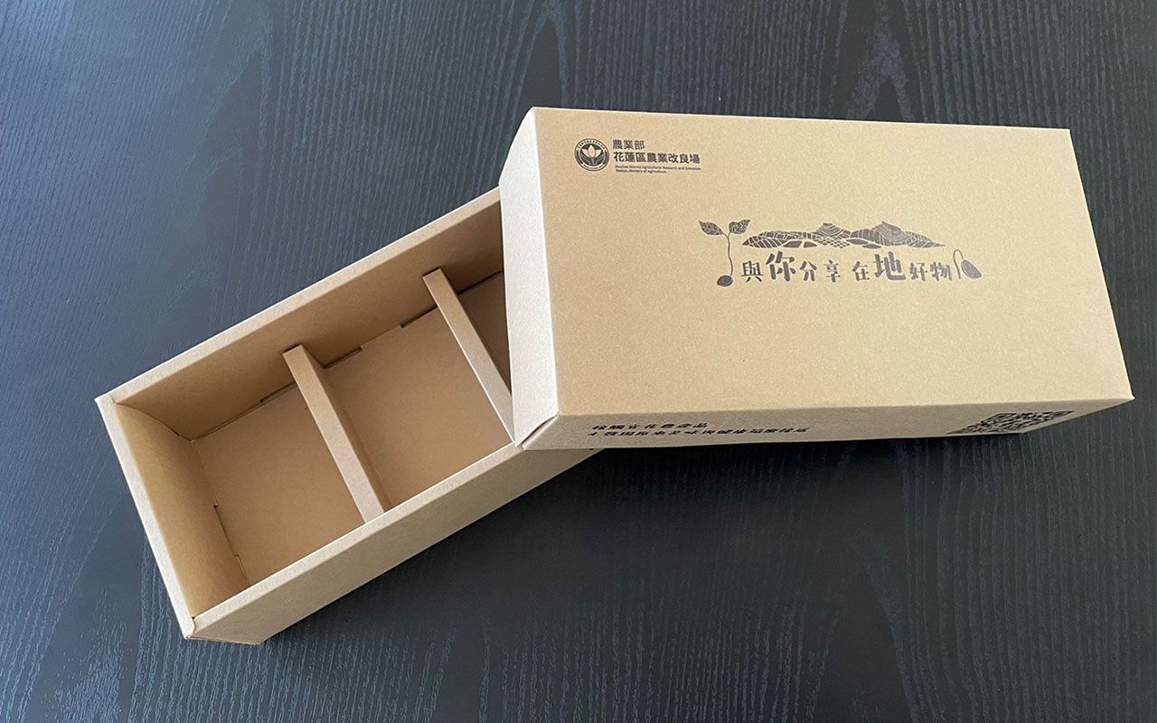 In màu đen tối giản