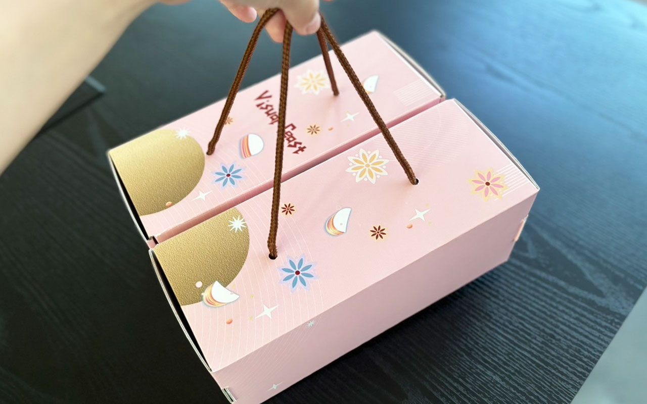 Boîte d'emballage avec poignée parfaitement intégrée