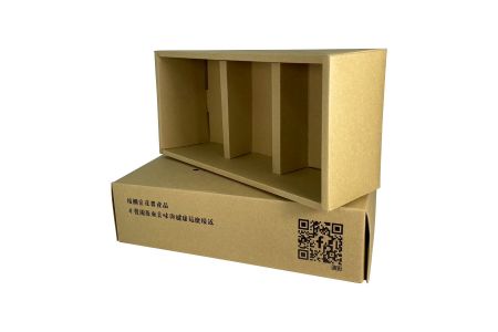 Monochromatischer Druck auf Verpackungskartons aus Kraftpapier - Fokus