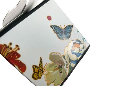 Caixa cosmética holográfica com topo de pétala de flor - Característica