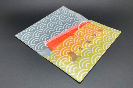 雙開式口罩收納夾右側放置口罩