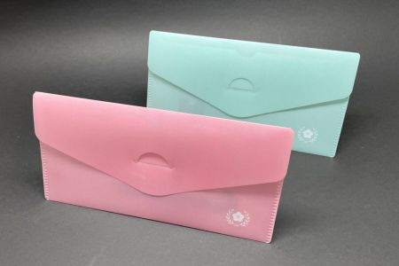 信封式口罩收納夾背面照粉色、綠色