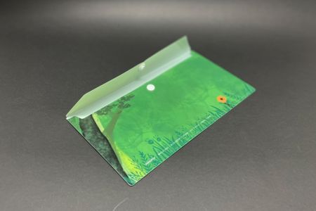 鈕扣式雙層口罩收納夾背面展示及內袋說明